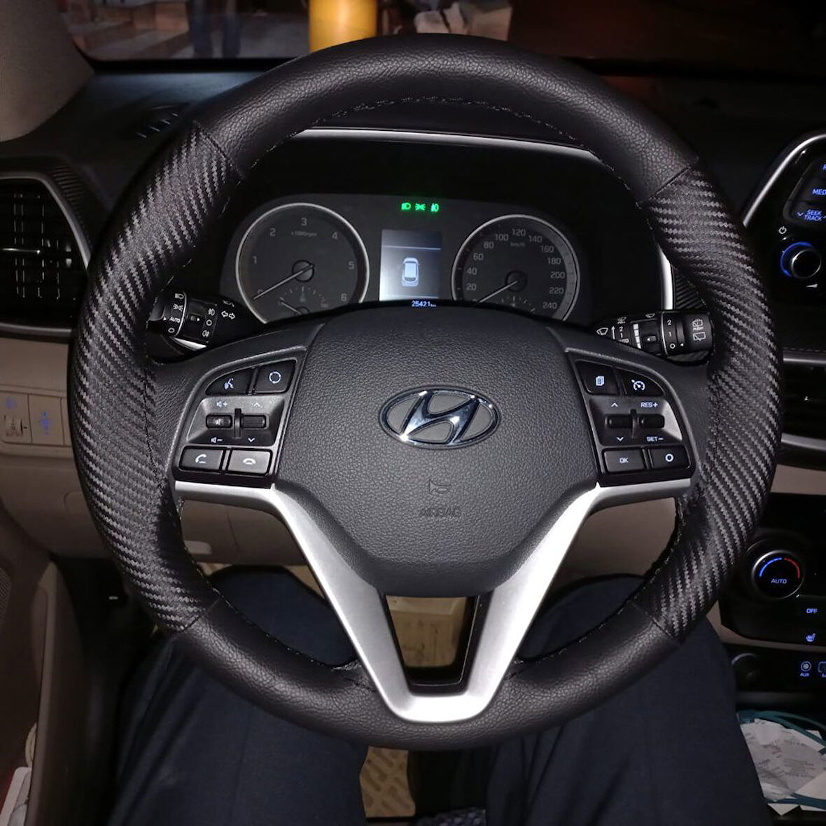 DİKİŞLİ DİREKSİYON KILIFI SİYAH / KARBON DERİ SİYAH DİKİŞLİ HYUNDAI TUCSON İÇİN