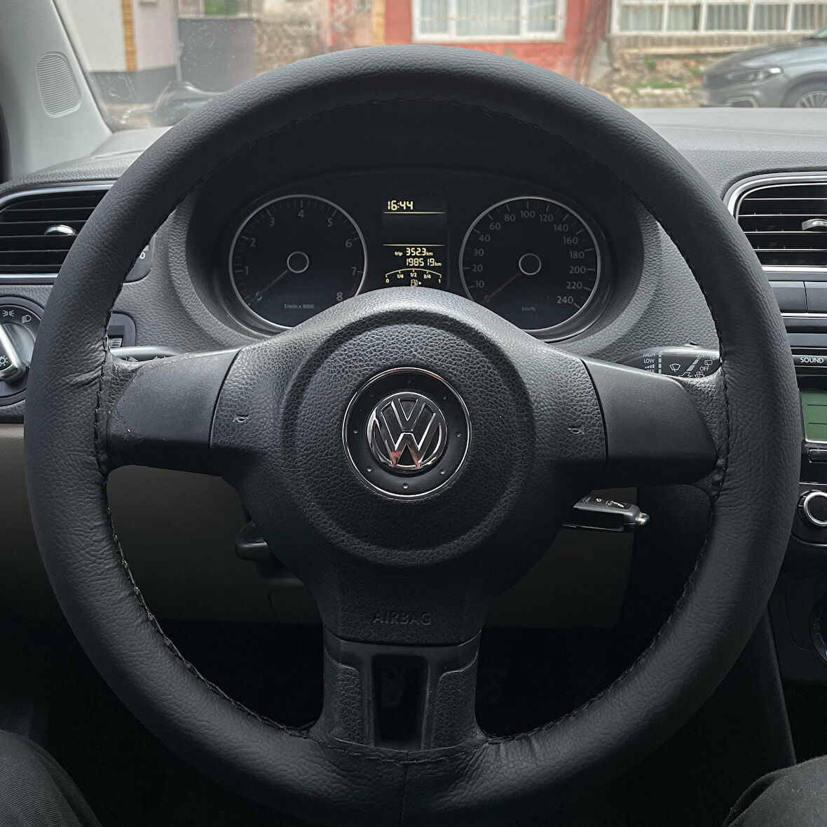 DİKİŞLİ DİREKSİYON KILIFI SİYAH DERİ SİYAH DİKİŞLİ VOLKSWAGEN POLO İÇİN