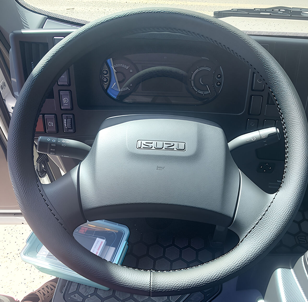 DİKİŞLİ DİREKSİYON KILIFI SİYAH DERİ SİYAH DİKİŞLİ ISUZU NPR 10 LONG İCİN