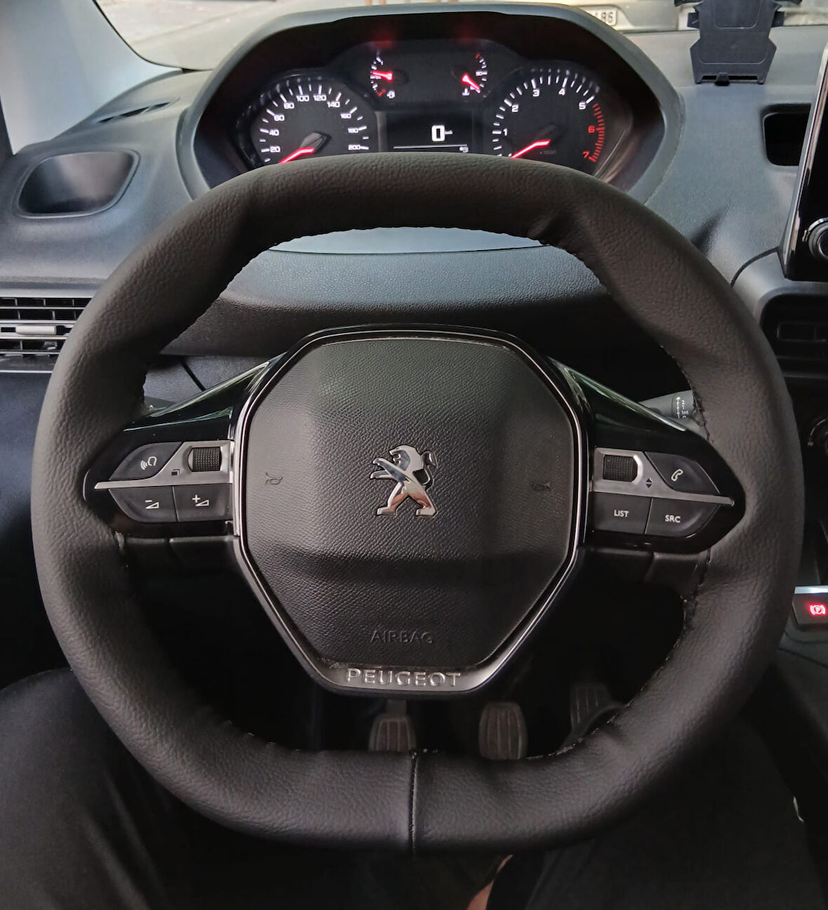 DİKİŞLİ DİREKSİYON KILIFI SİYAH DERİ SİYAH DİKİŞLİ PEUGEOT PARTNER İCİN (2008-3008 E UYMAZ)