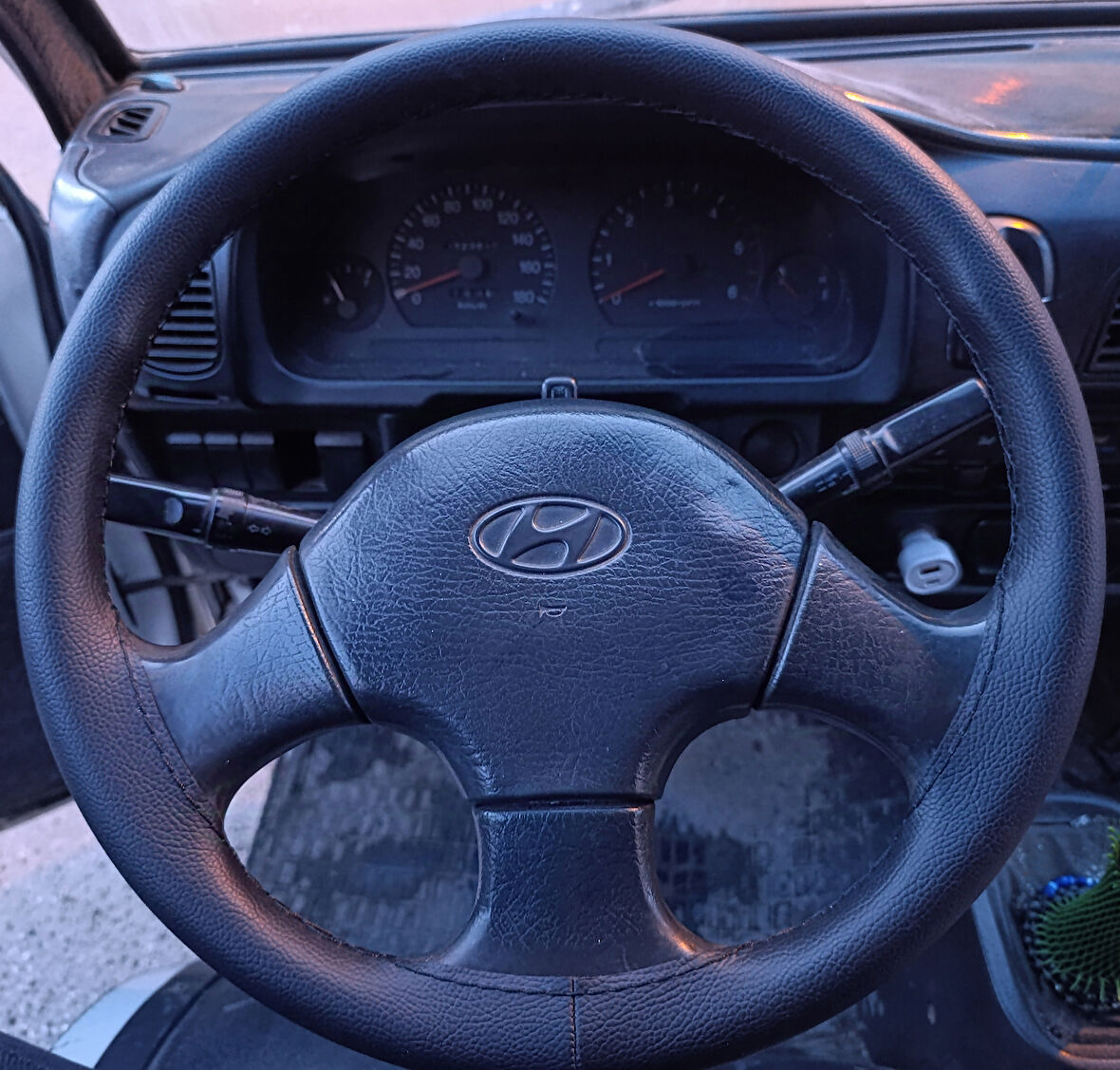DİKİŞLİ DİREKSİYON KILIFI SİYAH DERİ SİYAH DİKİŞLİ HYUNDAİ H100 İÇİN