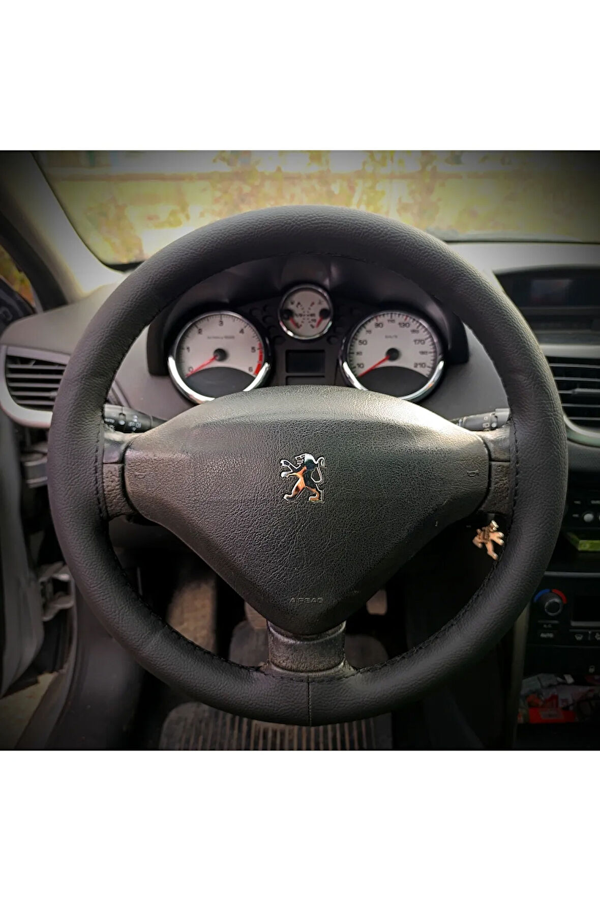 DİKİŞLİ DİREKSİYON KILIFI SİYAH DERİ SİYAH DİKİŞLİ PEUGEOT 207 İÇİN