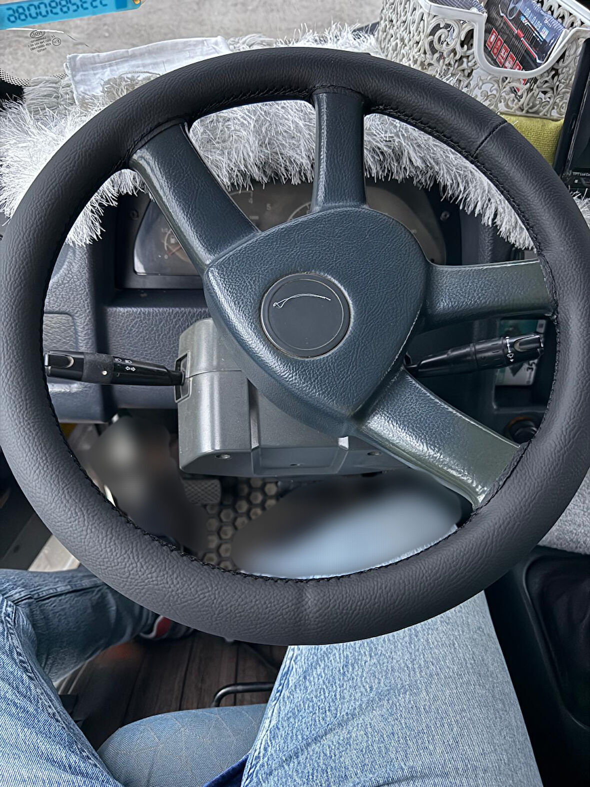 DİKİŞLİ DİREKSİYON KILIFI SİYAH DERİ SİYAH DİKİŞLİ KARSAN J9 J10 İÇİN (KARSAN JEST E UYMAZ)