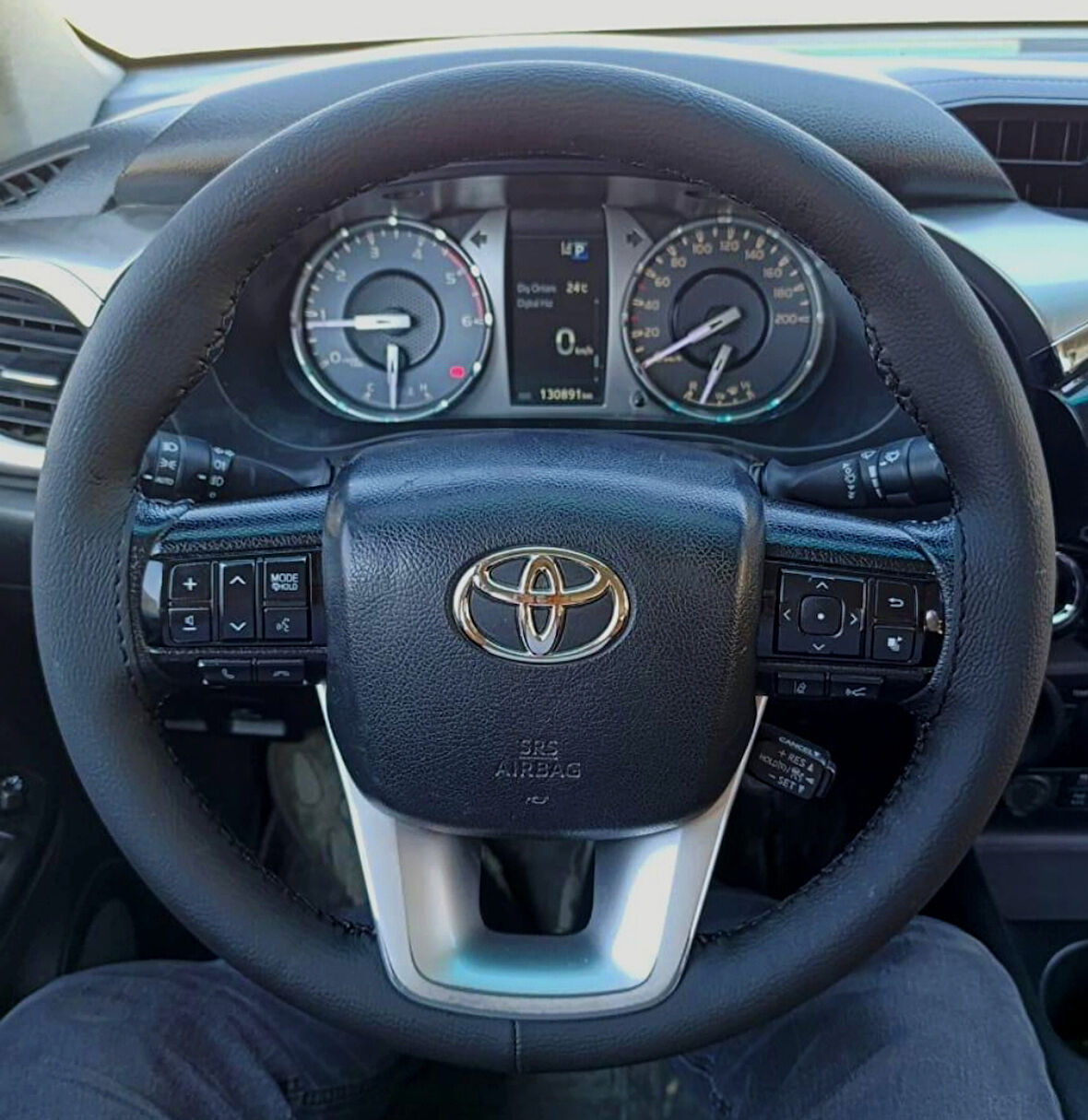 DİKİŞLİ DİREKSİYON KILIFI SİYAH DERİ SİYAH DİKİŞLİ TOYOTA HİLUX İÇİN (FOTODAKİ DİREKSİYON)