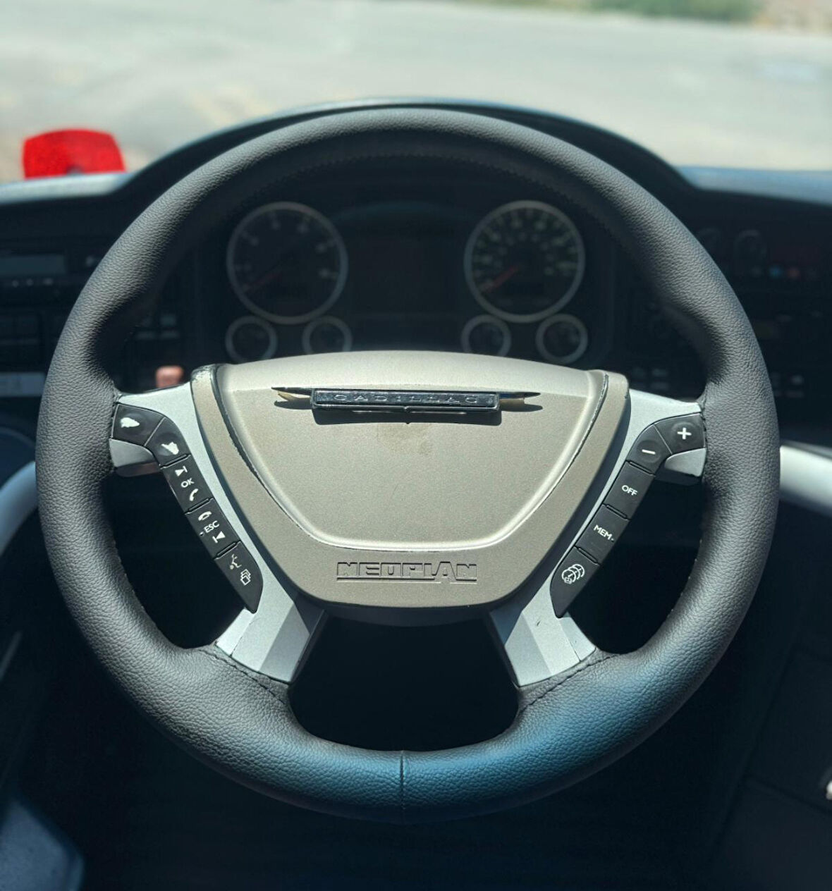 DİKİŞLİ DİREKSİYON KILIFI SİYAH DERİ SİYAH DİKİŞLİ NEOPLAN OTOBÜS İÇİN