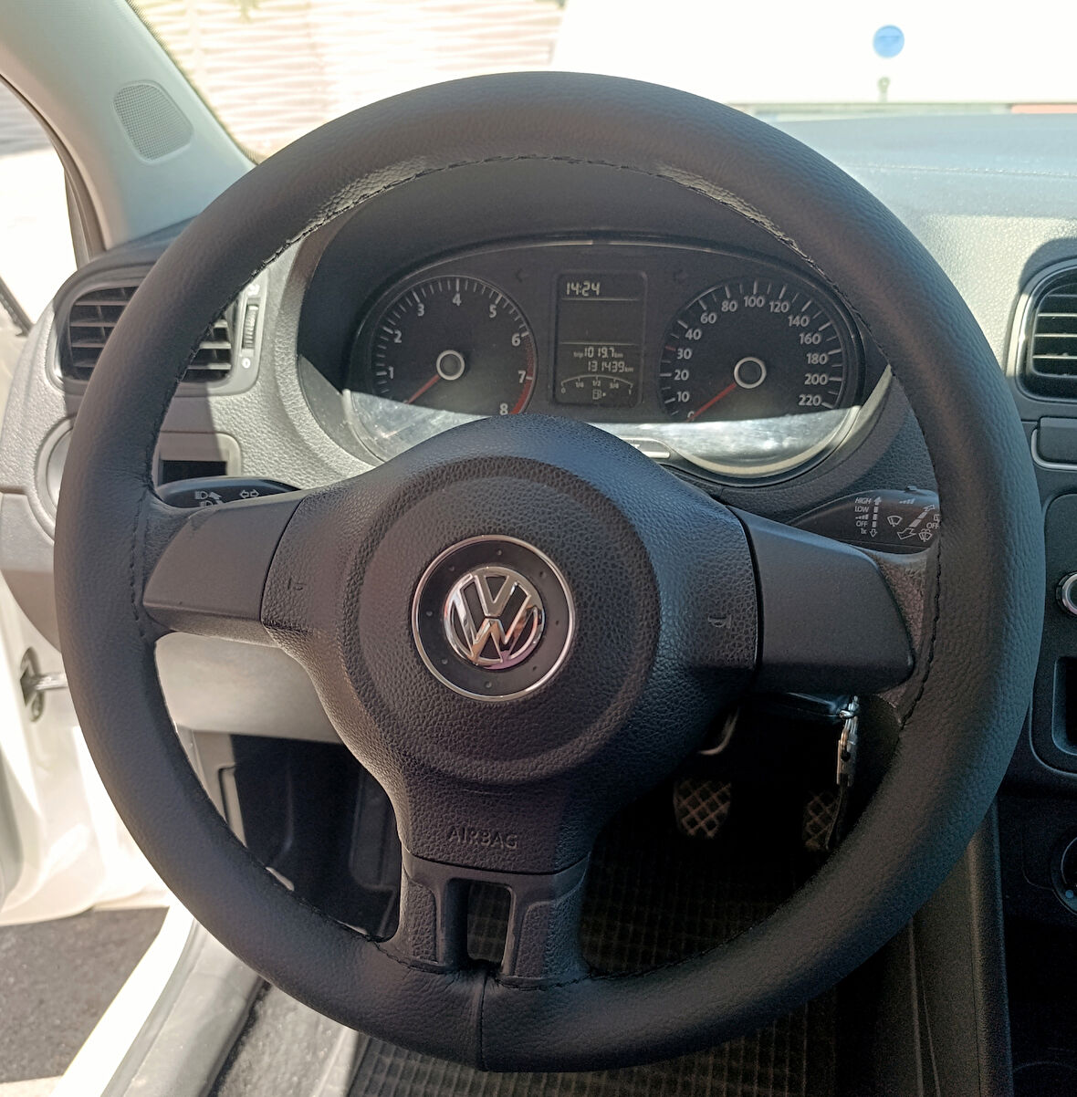 DİKİŞLİ DİREKSİYON KILIFI İT-HAL SİYAH DERİ SİYAH DİKİŞLİ VW POLO İÇİN