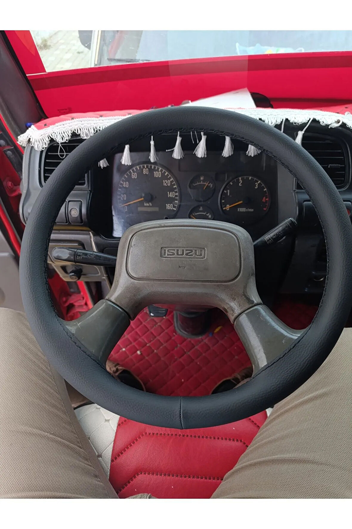 DİKİŞLİ DİREKSİYON KILIFI DAMARLI SİYAH DERİ SİYAH DİKİŞLİ ISUZU NPR İÇİN HIZLI KARGO