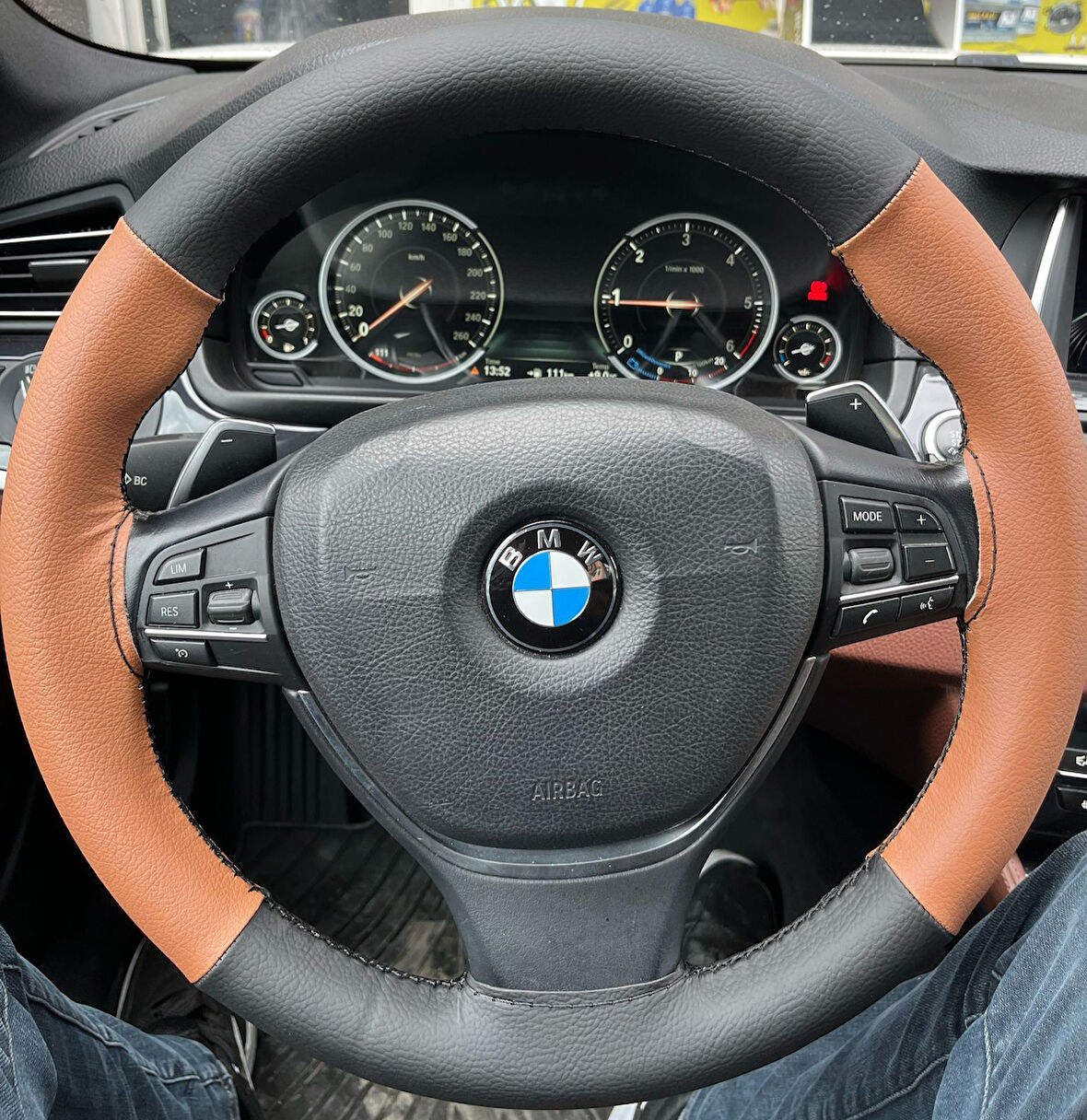 DİKİŞLİ DİREKSİYON KILIFI SİYAH DERİ TABA DERİ SİYAH DİKİŞLİ BMW 5 İÇİN
