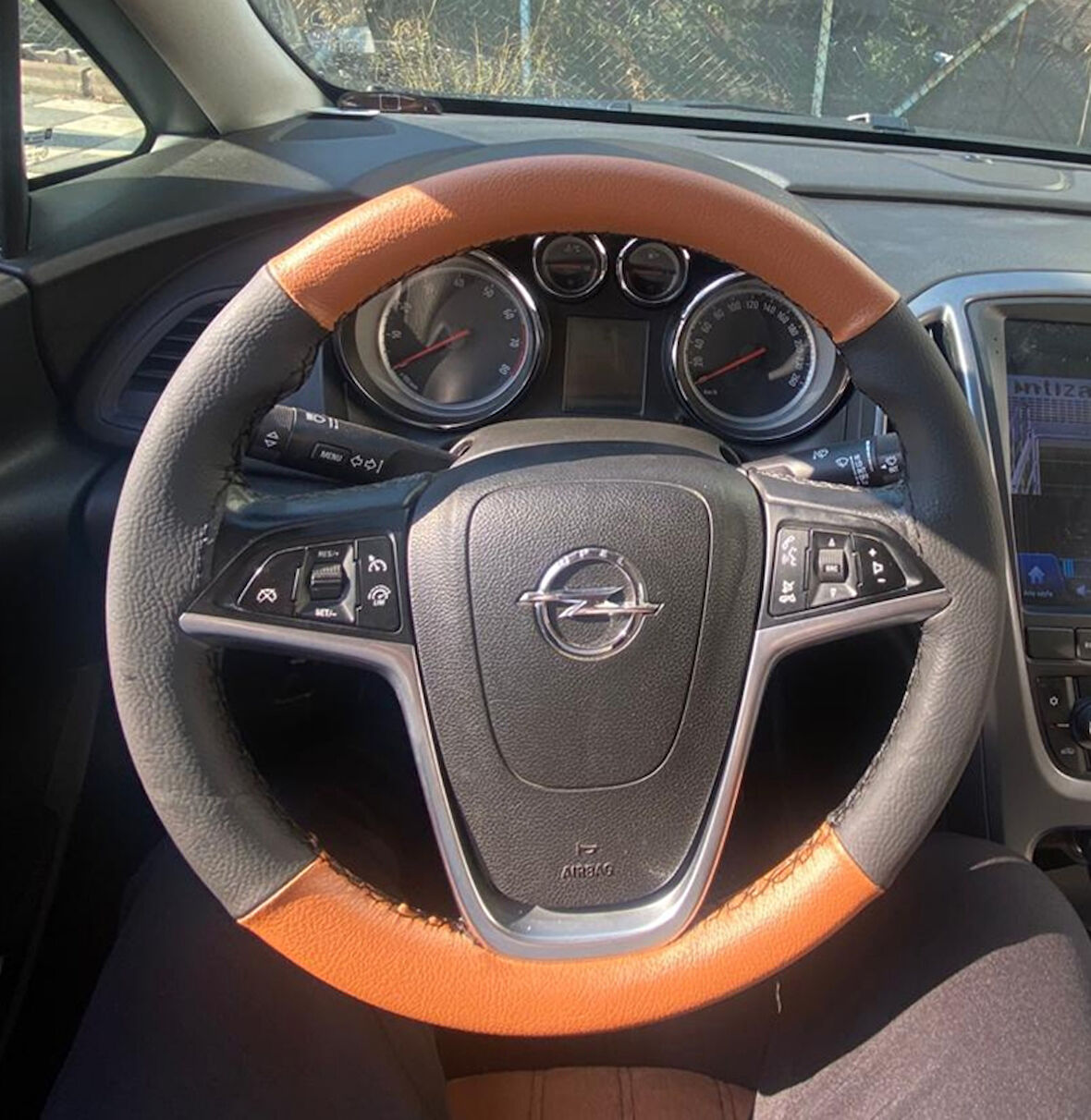 DİKİŞLİ DİREKSİYON KILIFI TABA DERİ SİYAH DERİ SİYAH DİKİŞLİ OPEL ASTRA INSİGNİA İÇİN