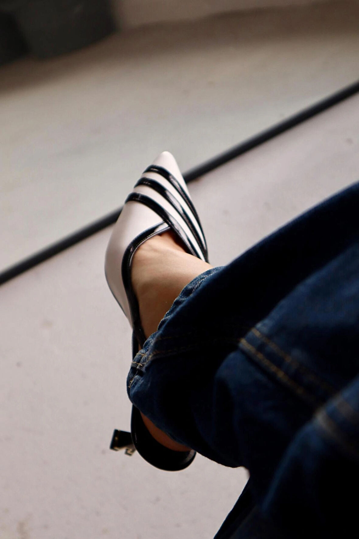 Della Beyaz Siyah Şeritli Arkası Açık Stiletto