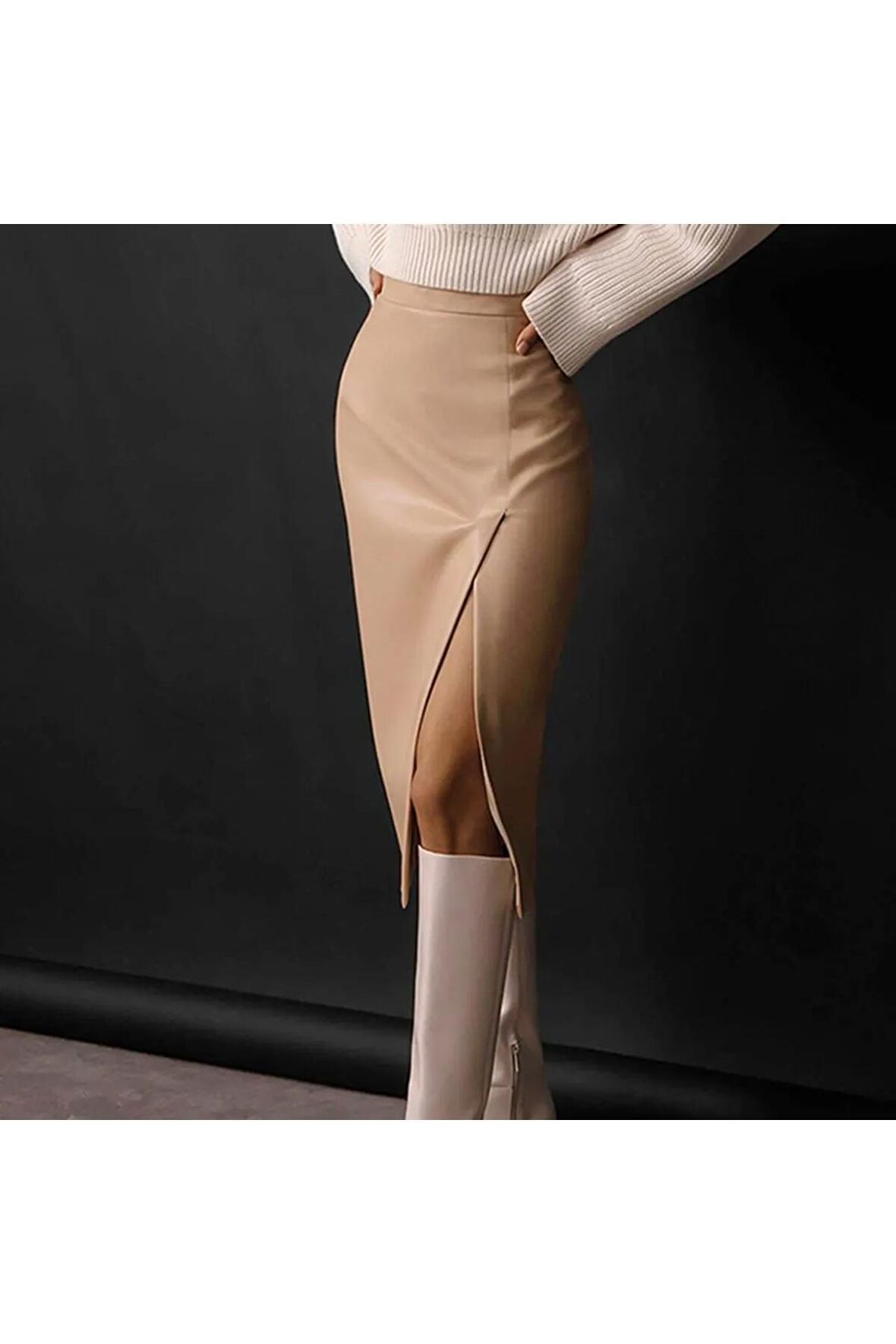 Şıklığın İfadesi: Midi Boy Yırtmaçlı Deri Etek