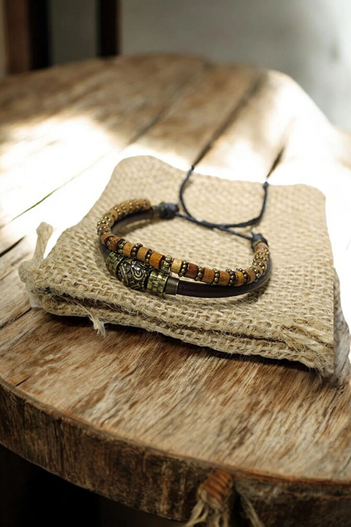 Antik Desenli Metal Figürlü Kahverengi Deri Ve Ahşap Boncuklu Iki Parça Bileklik