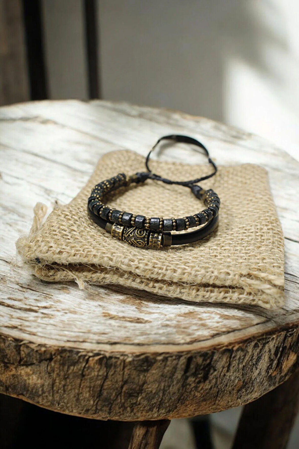 Pirinç Antik Desenli Metal Figürlü -Siyah Deri ve Yeşil Ahşap Boncuklu İki Parça Bileklik