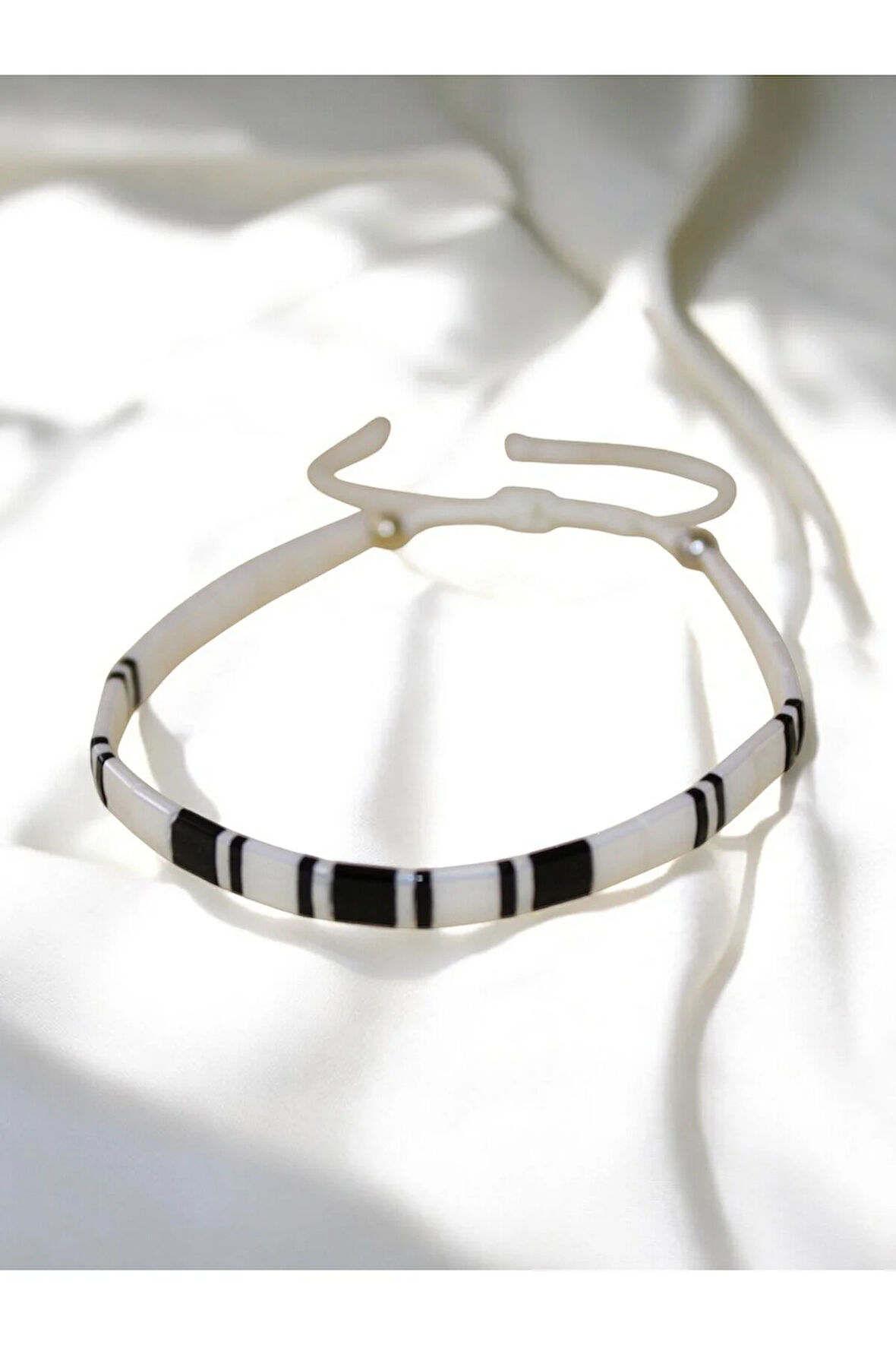 Tila Boncuklarla Zarif Ve Renkli Bileklikler Serisi - Beyaz - Siyah Tila