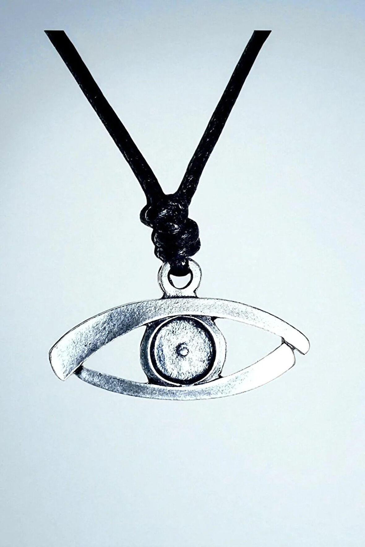 Göz Figürlü Bohem Kolye – Antik Görünümlü Zamak Tasarım, Ayarlanabilir Pamuk İp