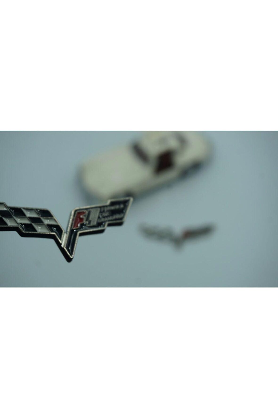 F1 Logo Çamurluk Yanı 3m 3d Metal Logo Amblem Seti