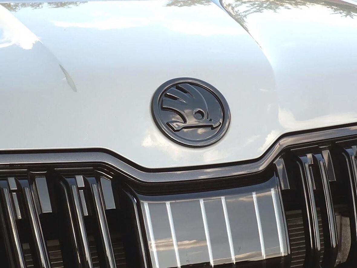 DK Tuning Skoda Ön Kaput 9cm Yeni Nesil Parlak Siyah Logo Amblem