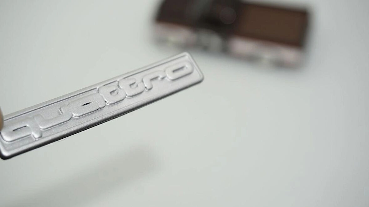 DK Tuning Quattro Gri Torpido Bagaj Logo Amblem Audi İle Uyumlu