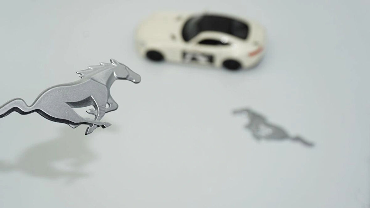 DK Ford Mustang Shelby GT Koşan At Çamurluk Yanı Gri Logo Arma