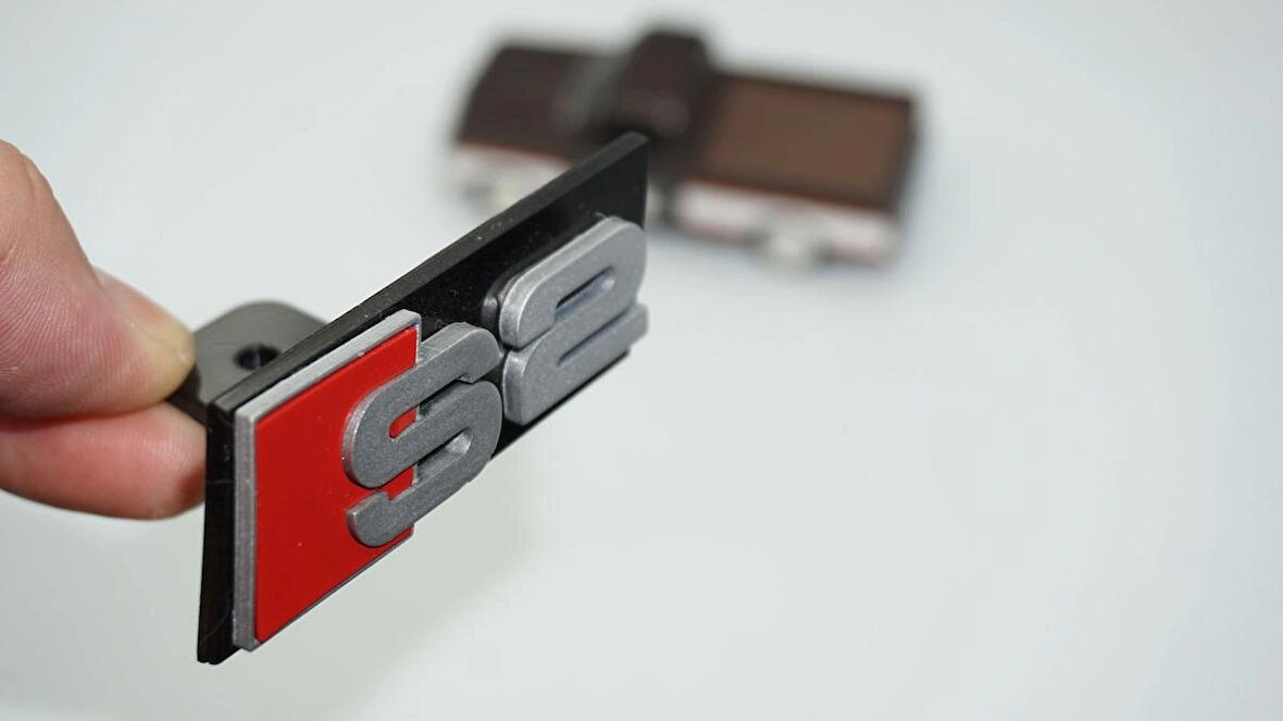 DK Tuning S2 Gri Kırmızı Ön Panjur Logo Arma Audi İle Uyumlu