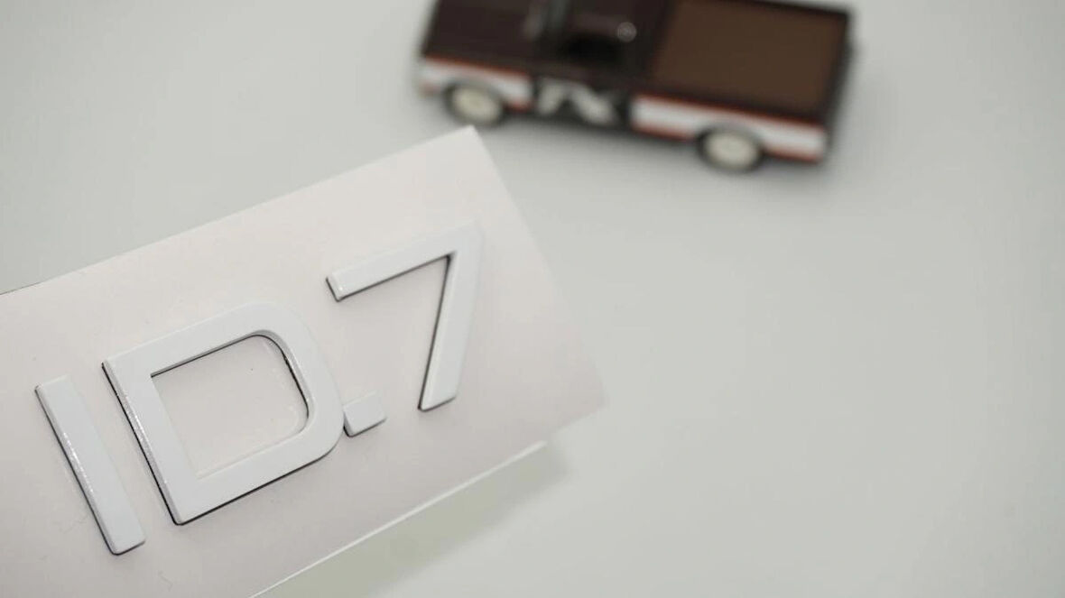 DK Tuning VW Volkswagen iD 7 Bagaj Beyaz Yazı Logo Arma