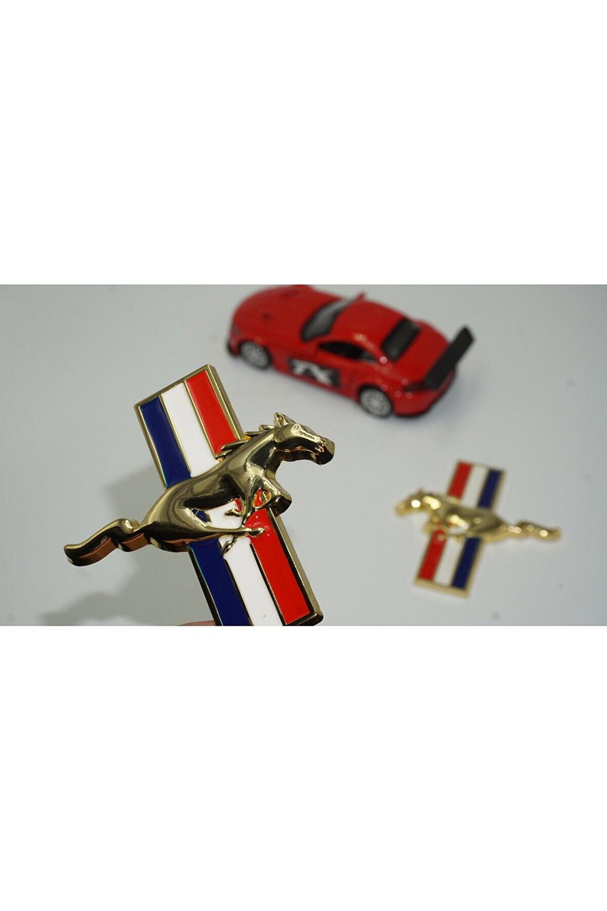 Mustang Koşan At Çamurluk Yanı 3M 3D Gold Metal Logo Amblem Seti