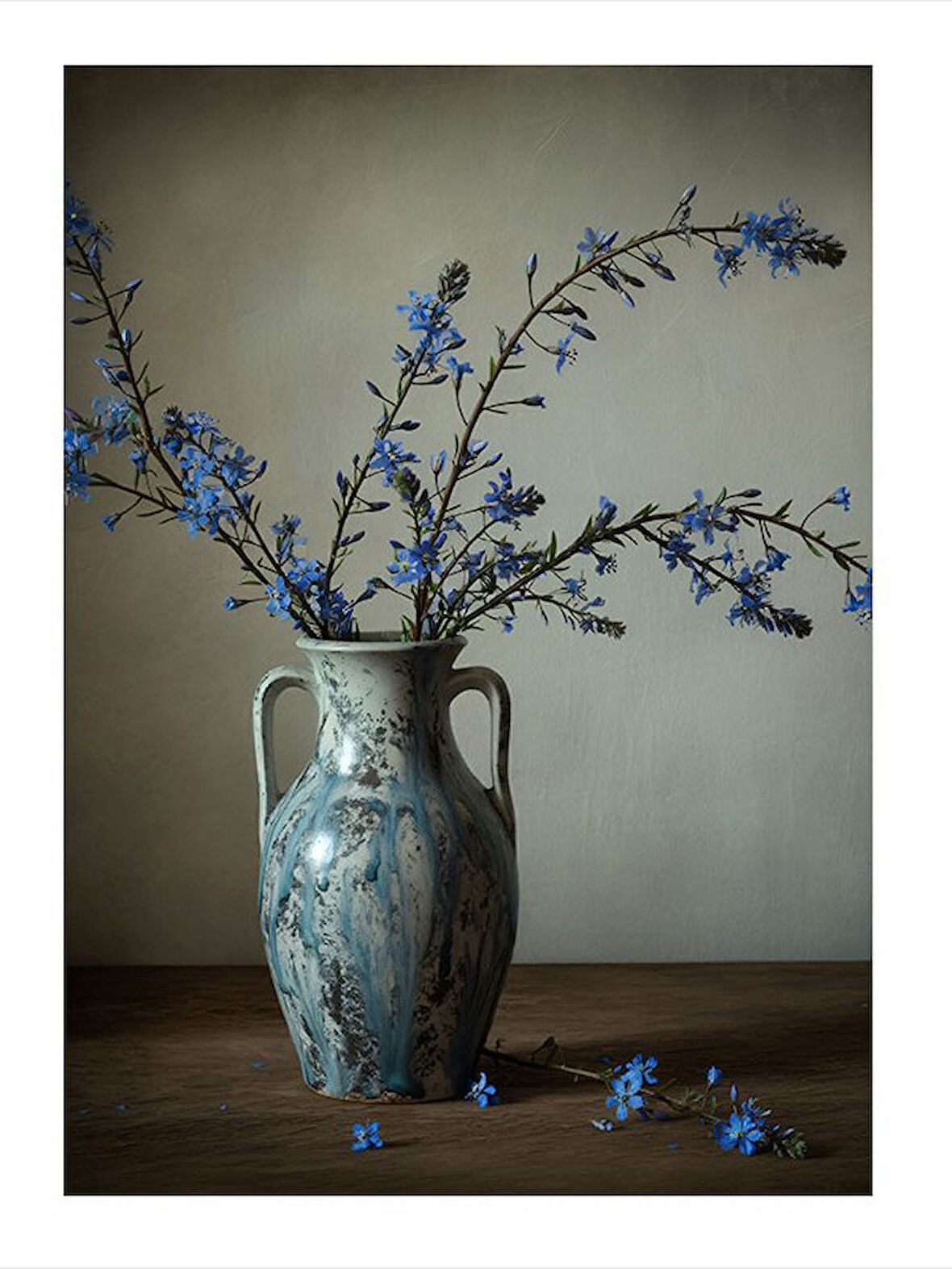 Mavi Çiçek Vazo Desenli Ahşap Tablo