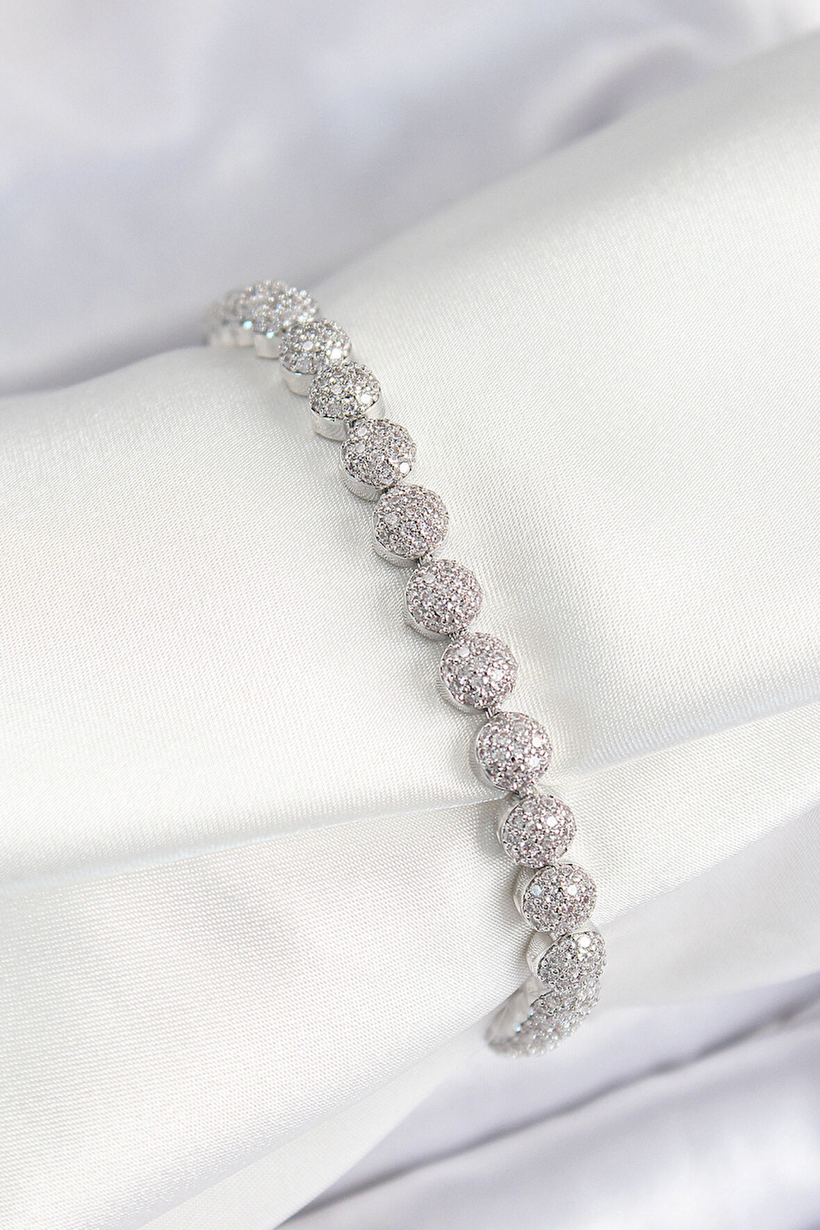 Pirinç Zirkon Taşlı Yarım Topcuk Model Gümüş Renk VIP Seri Kadın Bileklik - TJ-BB7507