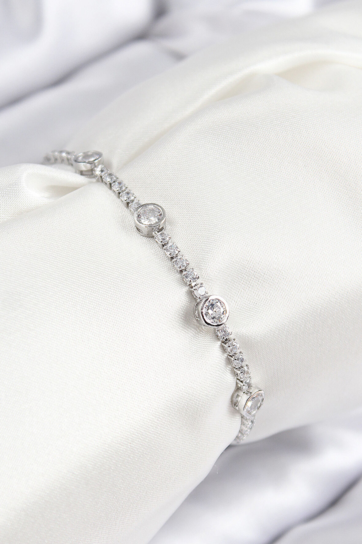 Pirinç Zirkon Taşlı Daire Model Gümüş Renk Asansörlü Kadın Bileklik - TJ-BB7744