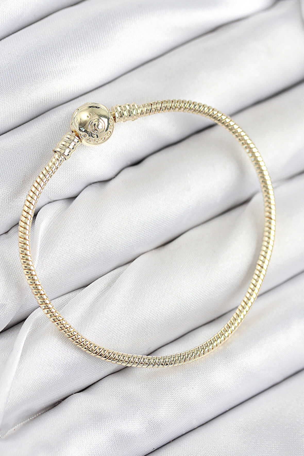 Pirinç Charm Topcuk Model Gold Renk Kadın Bileklik - TJ-BB7807