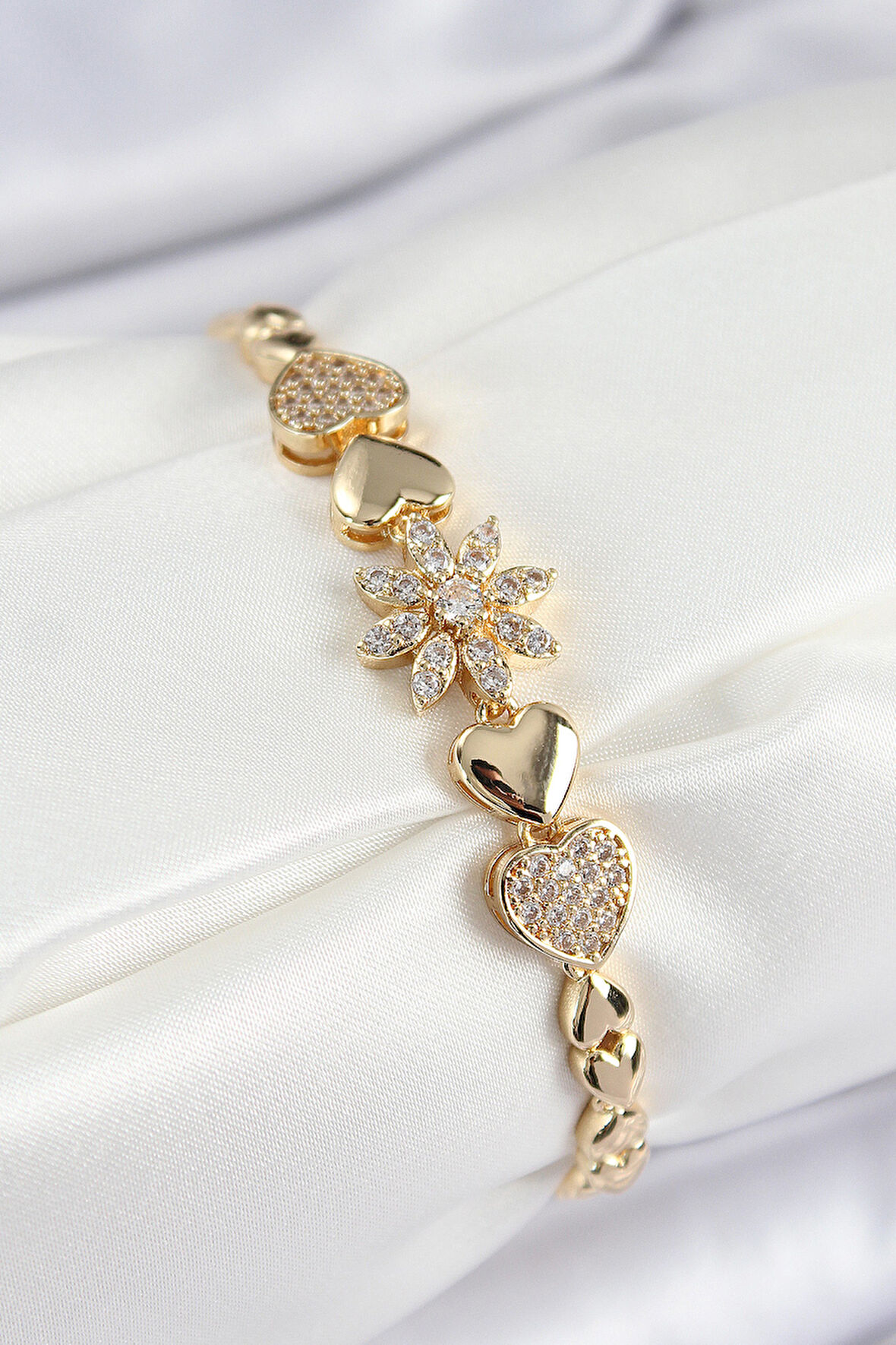 Pirinç Zirkon Taşlı Kalp Detaylı Çiçek Model Gold Renk Kadın Bileklik - TJ-BB7527