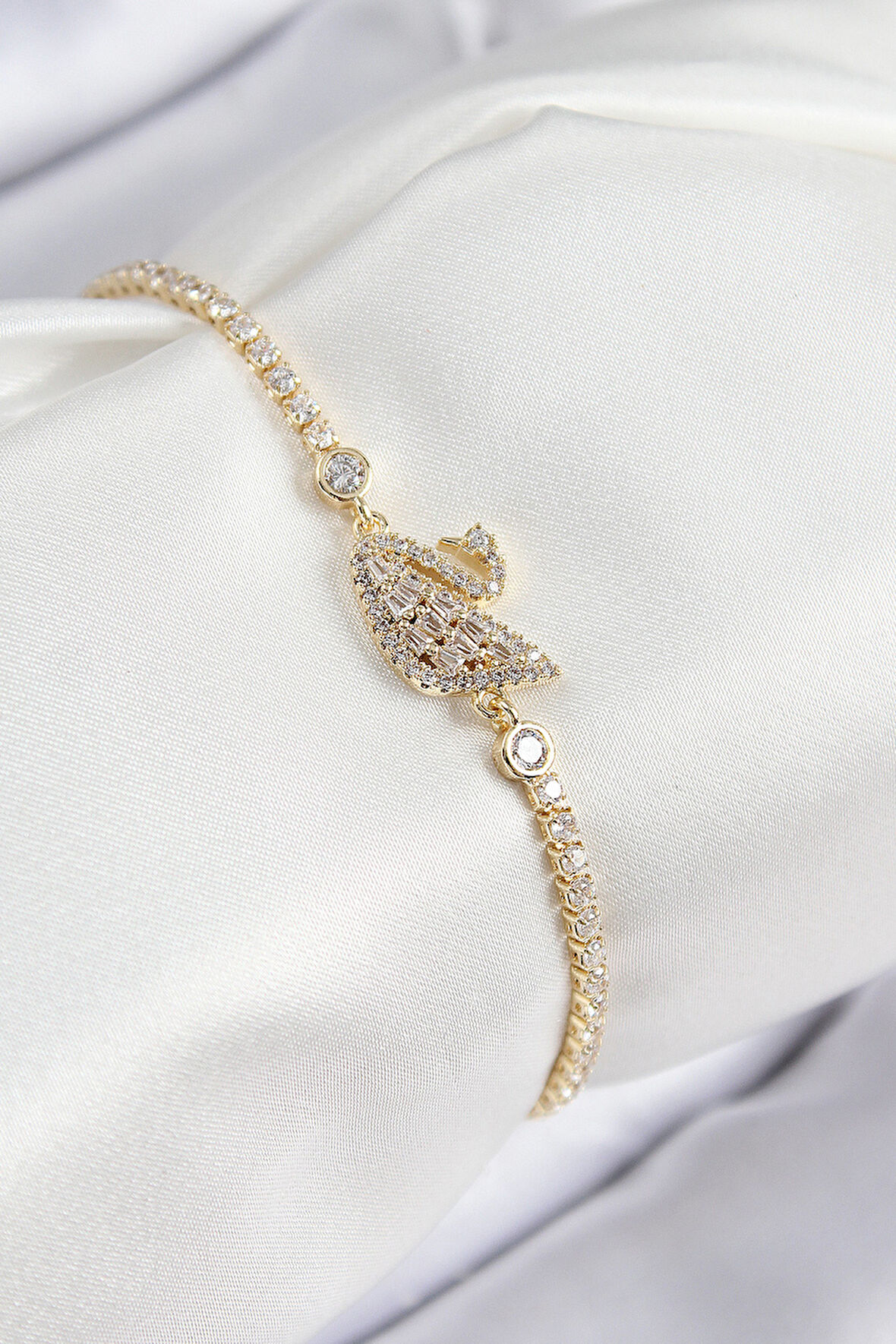 Pirinç Zirkon Taşlı Kuğu Model Gold Renk Kadın Bileklik - TJ-BB7691