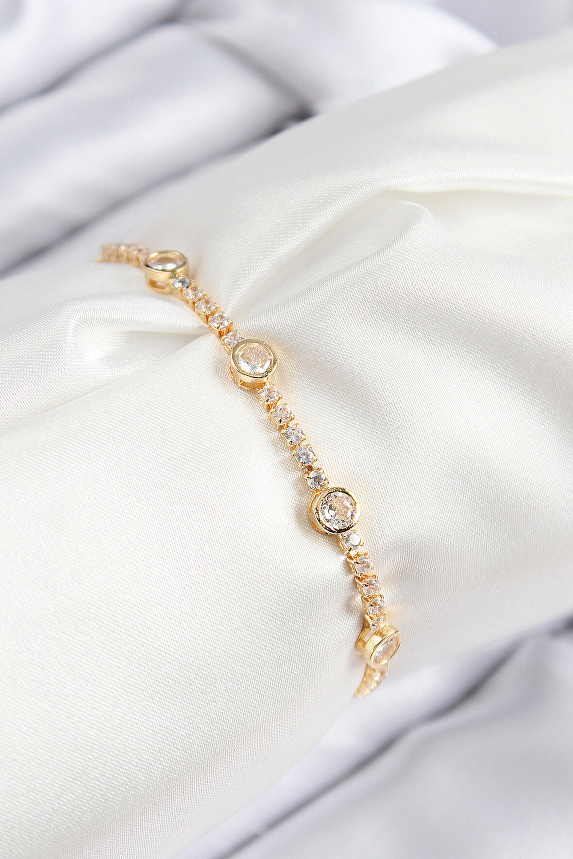 Pirinç Zirkon Taşlı Daire Model Gold Renk Asansörlü Kadın Bileklik - TJ-BB7745