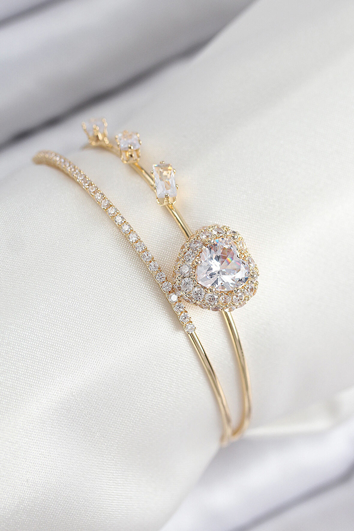 Pirinç Zirkon Taşlı Kalp Model Gold Renk Kadın Bileklik - TJ-BB7855