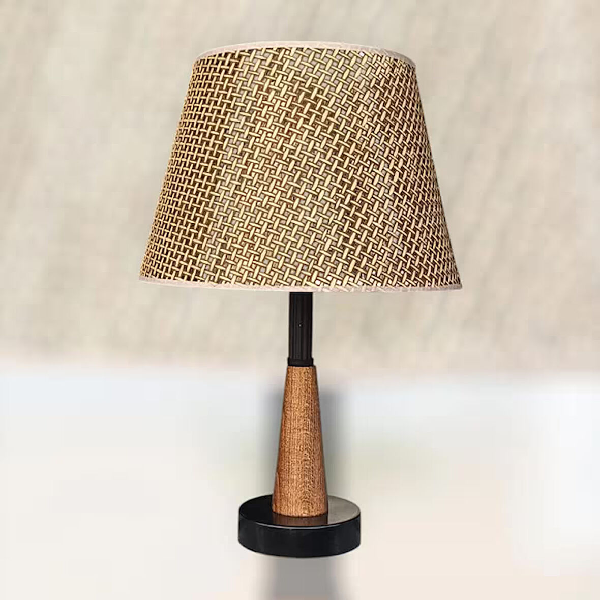 LEGNA ABAJUR SİYAH RATTAN KAHVERENGİ ŞAPKALI AHŞAP GÖVDELİ