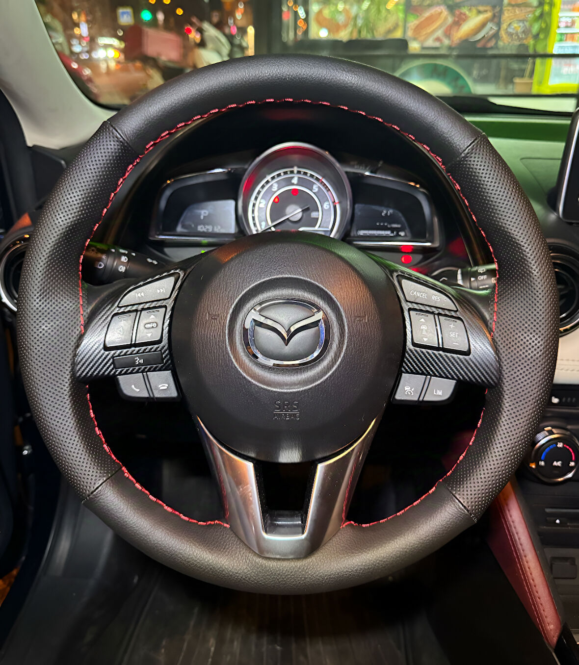 DİKİŞLİ DİREKSİYON KILIFI SİYAH DERİ NOKTALI DERİ SİYAH DİKİŞLİ MAZDA CX-3 İÇİN