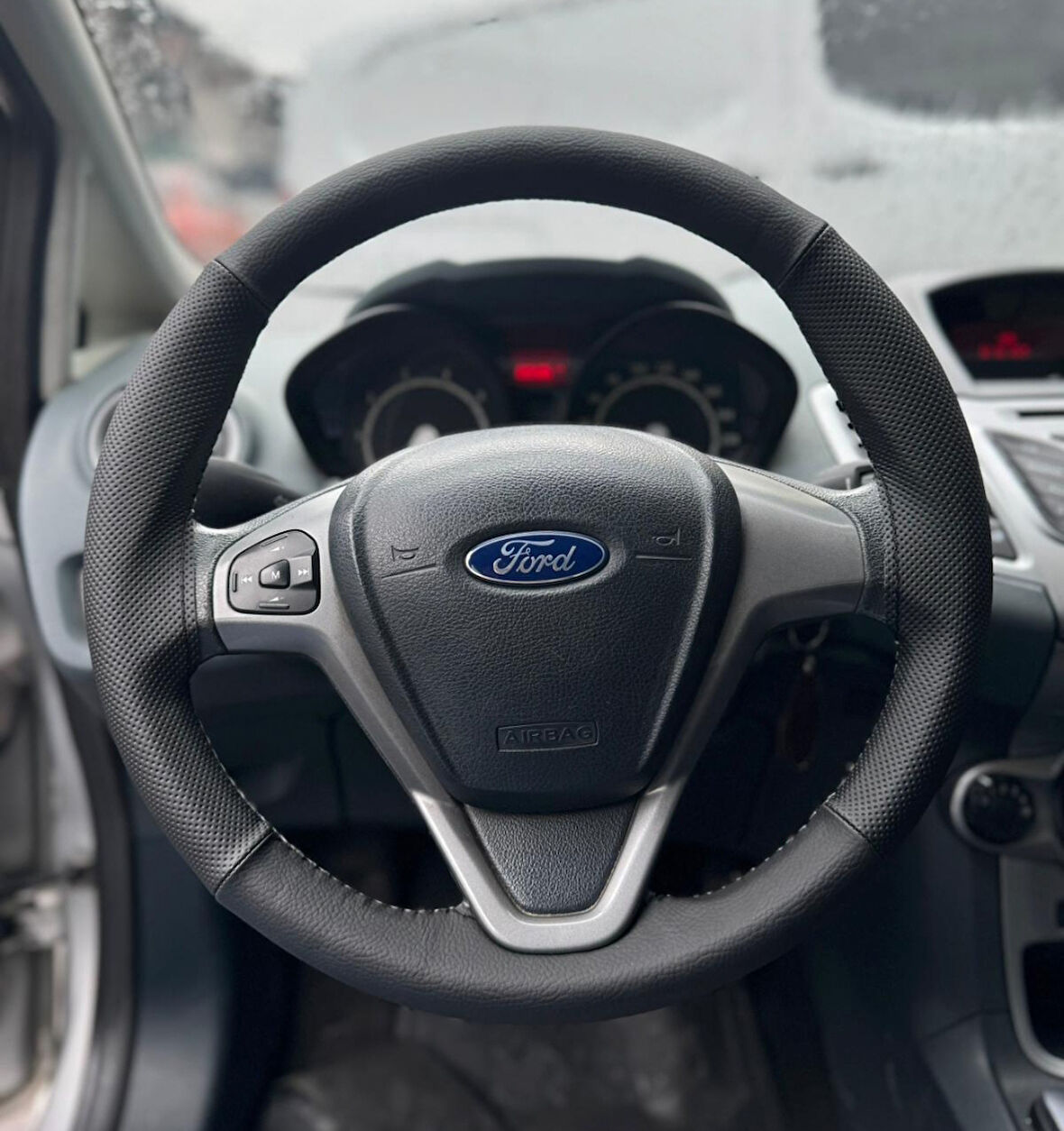 DİKİŞLİ DİREKSİYON KILIFI SİYAH DERİ NOKTALI DERİ SİYAH DİKİŞLİ FORD CURRİER İÇİN