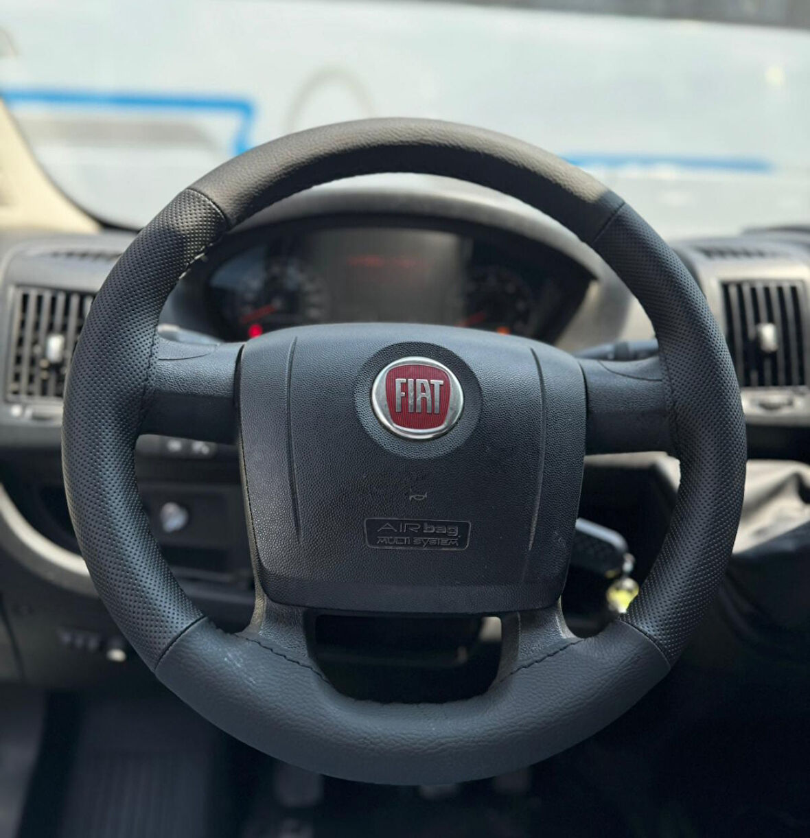 DİKİŞLİ DİREKSİYON KILIFI SİYAH DERİ NOKTALI DERİ SİYAH DİKİŞLİ FIAT (FOTODAKİ) DUCATO İÇİN