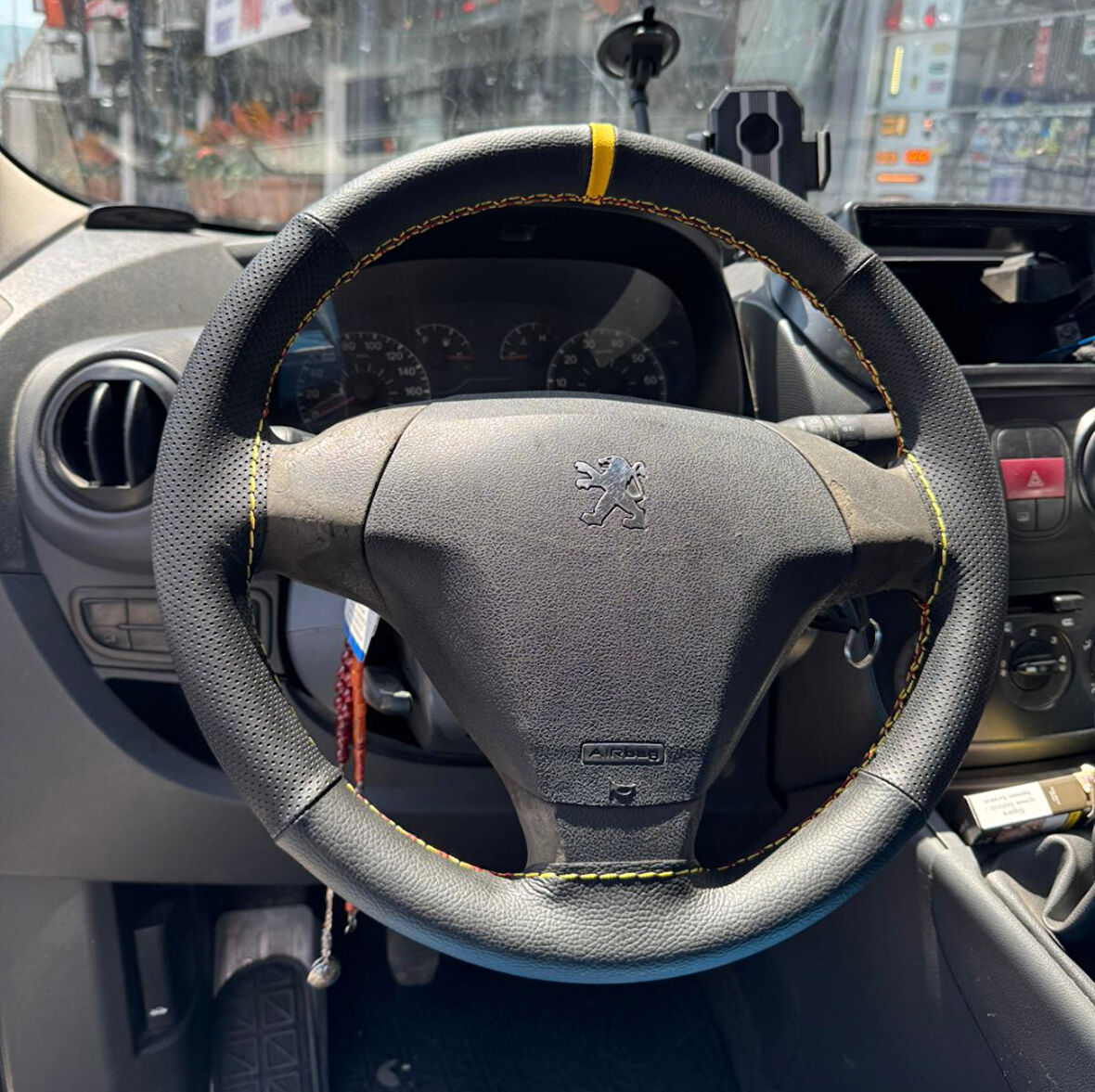 DİKİŞLİ DİREKSİYON KILIFI SİYAH DERİ NOKTALI DERİ SARI YÜZÜK SARI DİKİŞLİ PEUGEOT BİPPER İÇİN