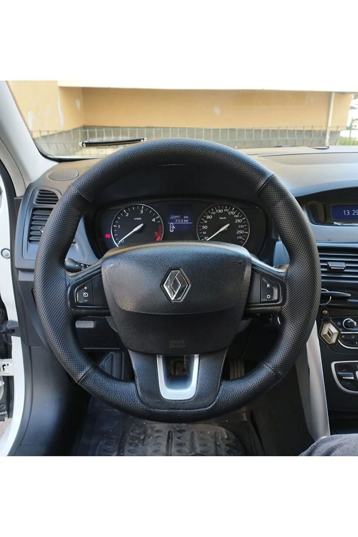 DİKİŞLİ DERİ DİREKSİYON KILIFI İTHAL NOKTA/DAMARLI SİYAH DİKİŞLİ RENAULT GRUBU HIZLI KARGO