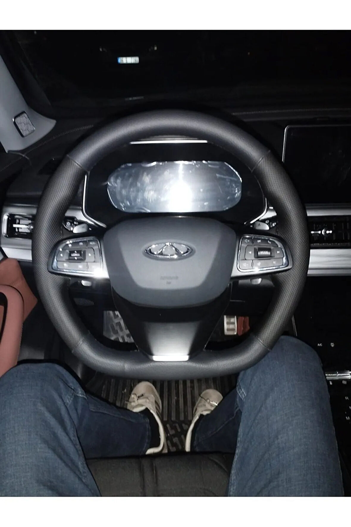 DİKİŞLİ DİREKSİYON KILIFI DAMARLI NOKTALI DERİ SİYAH DİKİŞLİ CHERY TİGGO 8 İÇİN HIZLI KARGO