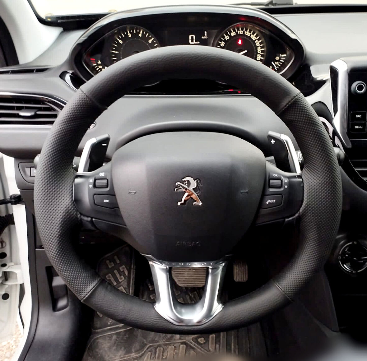 DİKİŞLİ DİREKSİYON KILIFI SİYAH DERİ NOKTALI DERİ SİYAH DİKİŞLİ PEUGEOT 208 İÇİN