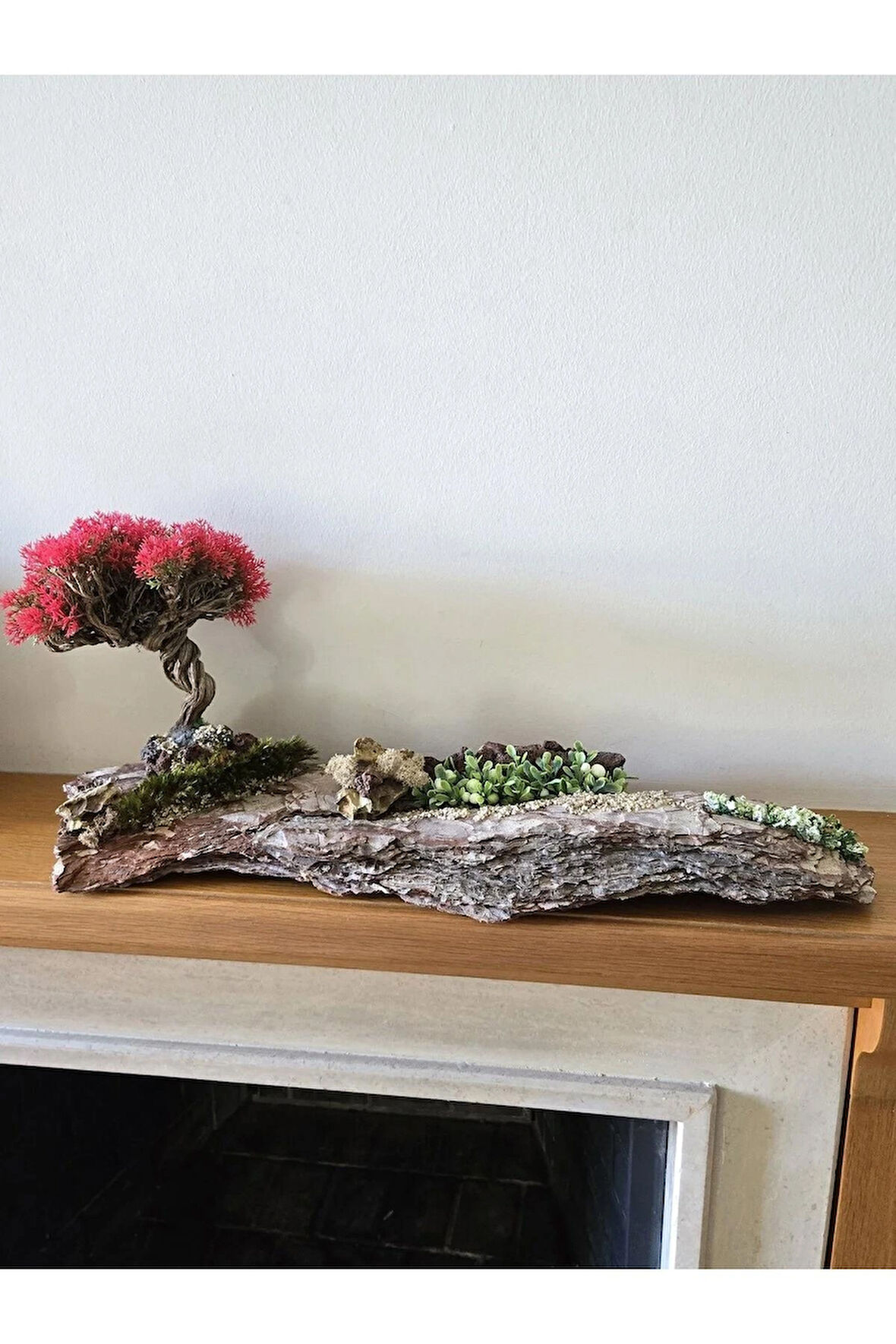 El Yapımı Doğal Ağaç Kabuğu Üzerine Bonsai Ağaç Dekor – Şoklanmış Yosunlu & Doğal Hediyelik Obje