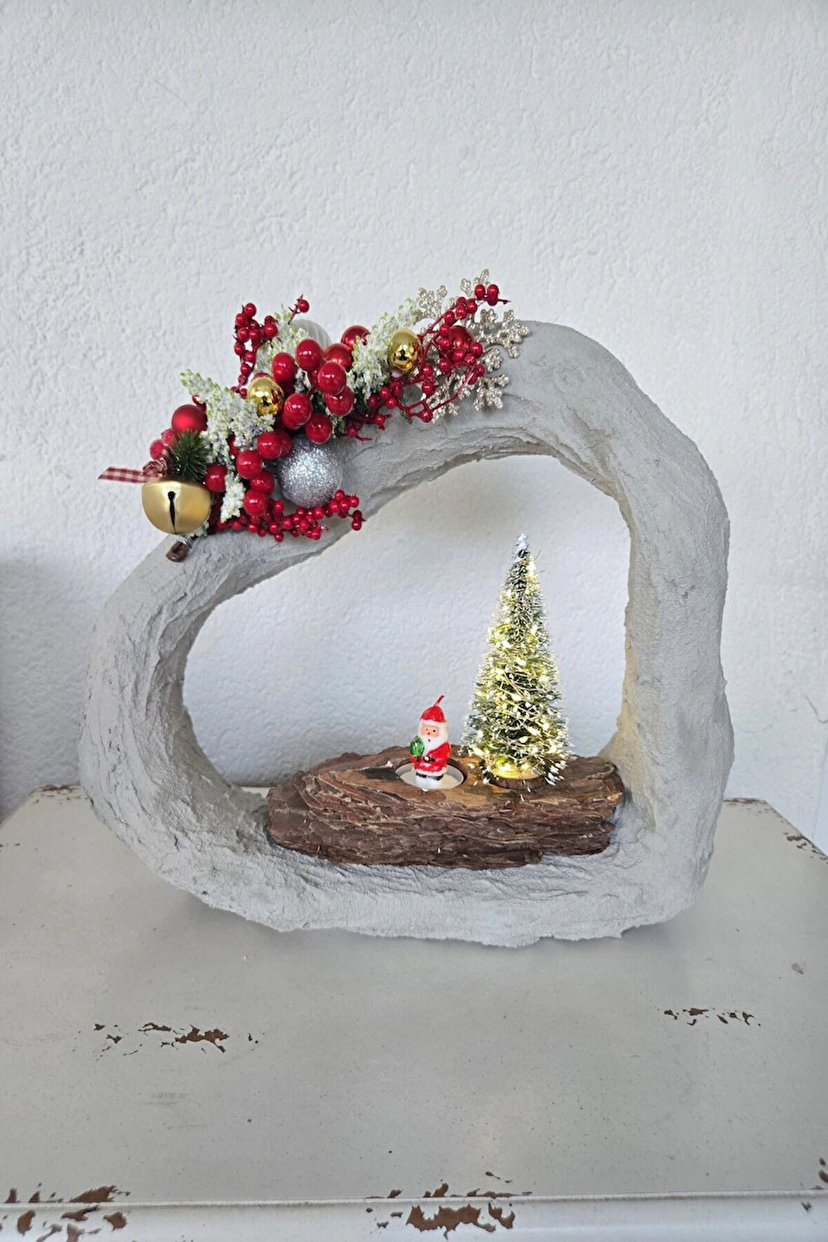 Işıklı El Yapımı Yılbaşı Masa Dekoru – Beton Formda Noel Sahnesi