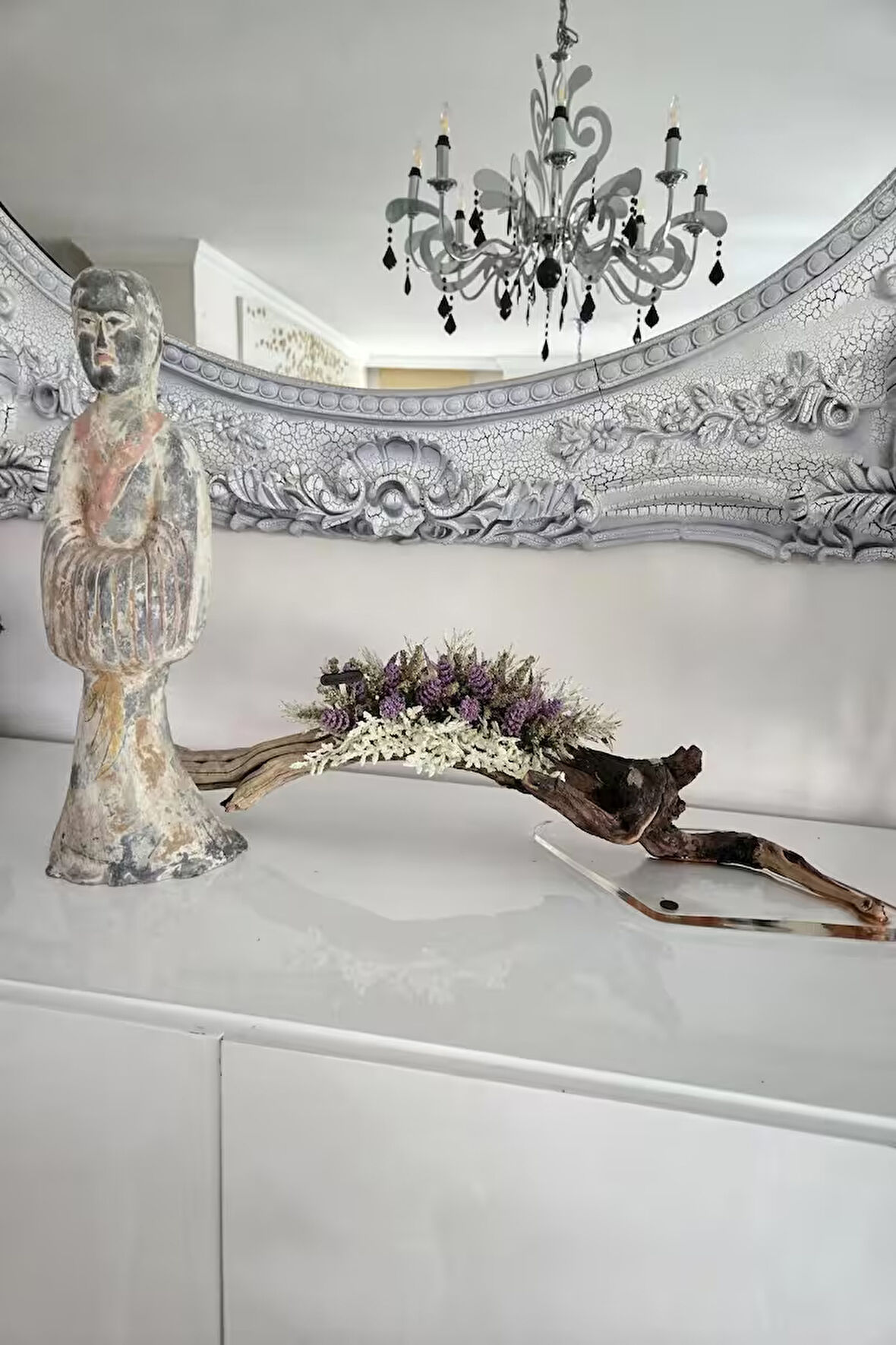 El Yapımı Doğal Ağaç Dekor – Lavanta Moru ve Beyaz Yapay Çiçekli Tasarım