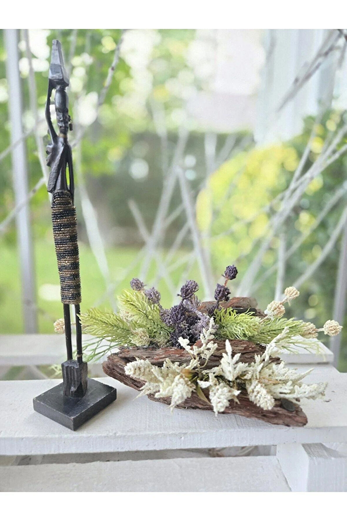 El Yapımı Doğal Ağaç Kabuklu Dekor – Yeşil ve Beyaz Yapay Bitkili Masa Süsü