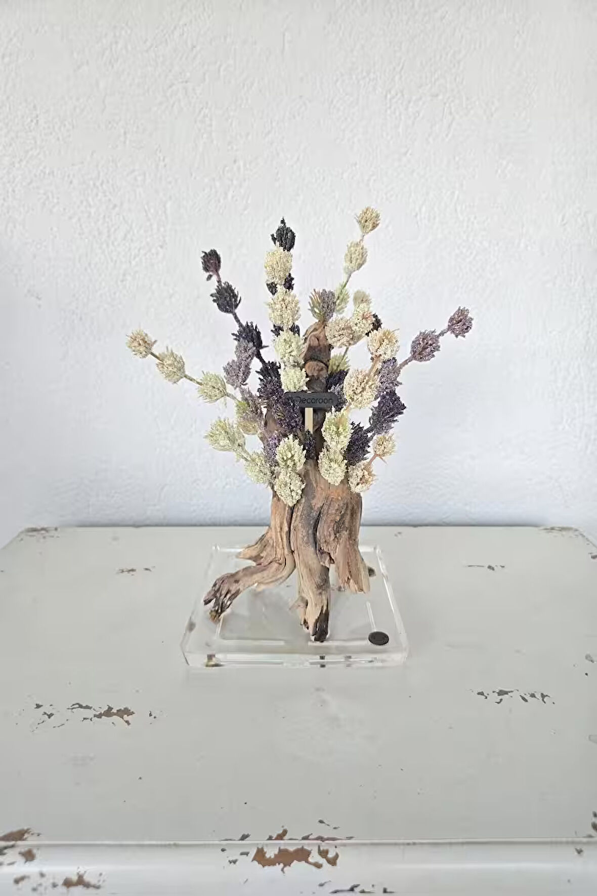 El Yapımı Doğal Kök Dekor – Epoksi Tabanlı Mor ve Beyaz Yapay Çiçek Tasarımı