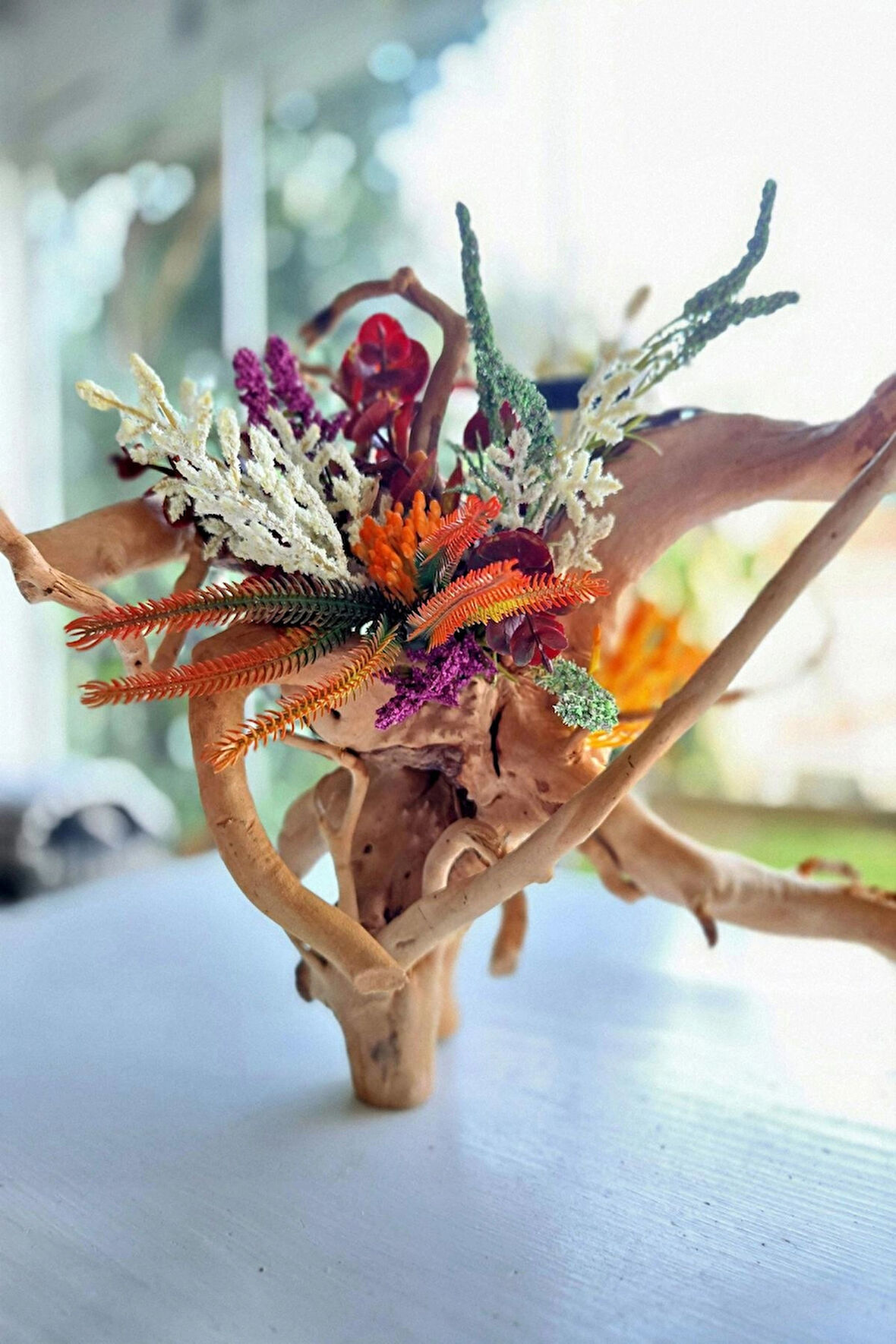 El Yapımı Doğal Kök Dekor – Renkli Yapay Çiçekli Masa Üstü Tasarım