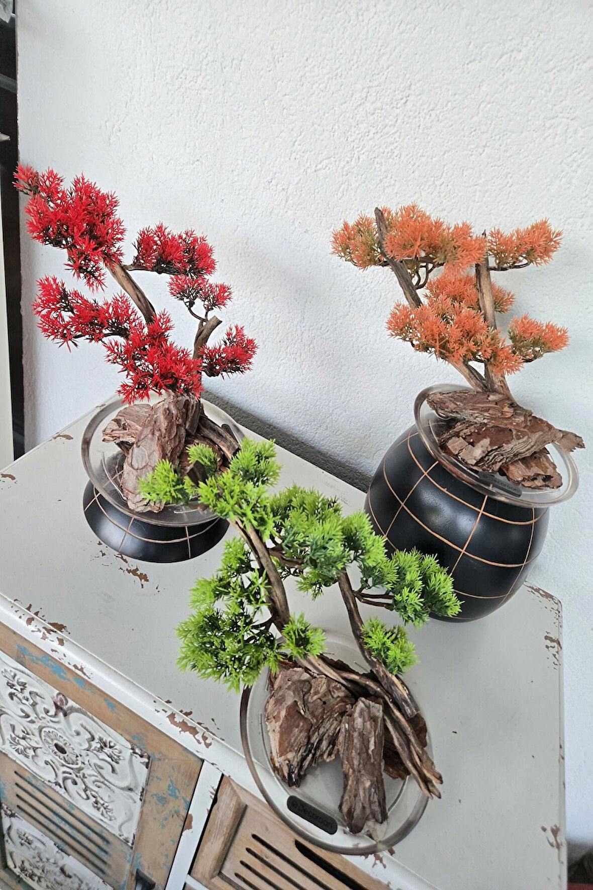 El Yapımı Eğimli Bonsai Dekor – Epoksi Tabanlı Driftwood Ağaç (Yeşil, Kırmızı, Turuncu)