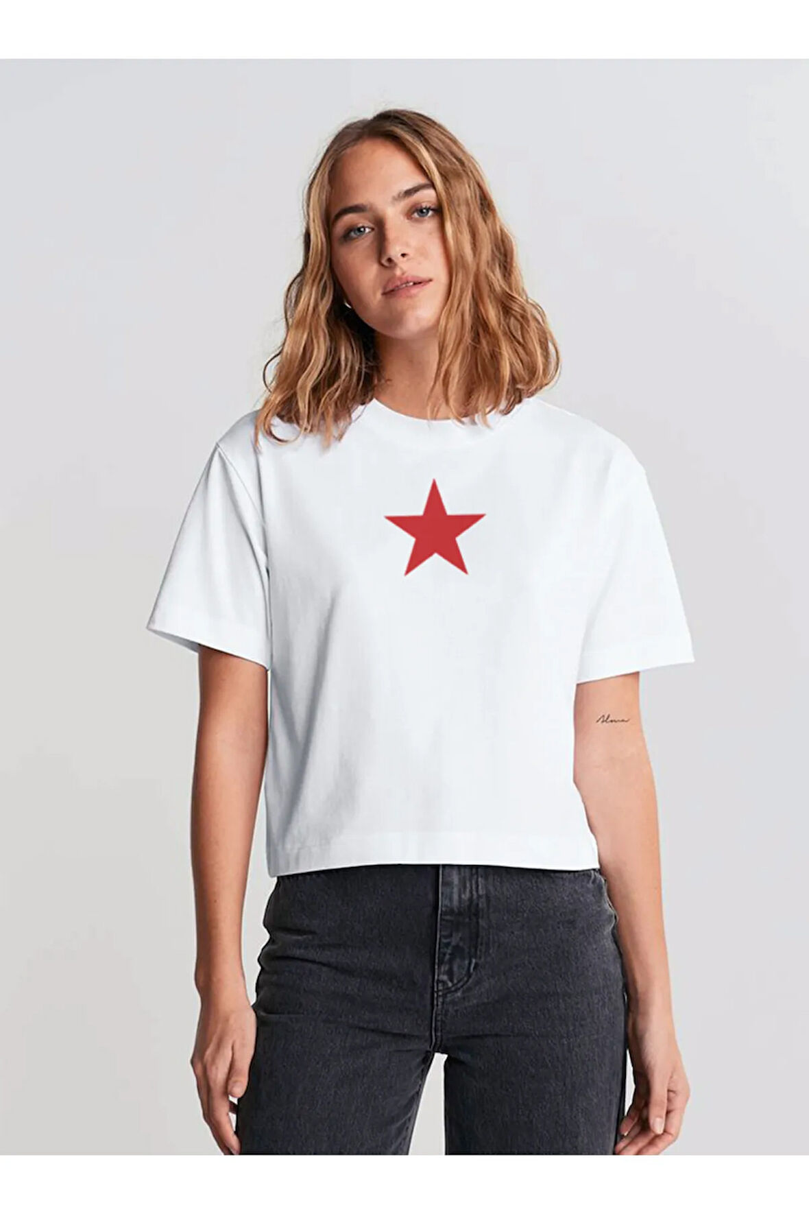 Kırmızı Yıldız Baskılı Bisiklet Yaka Basic Trend Kadın T-shirt